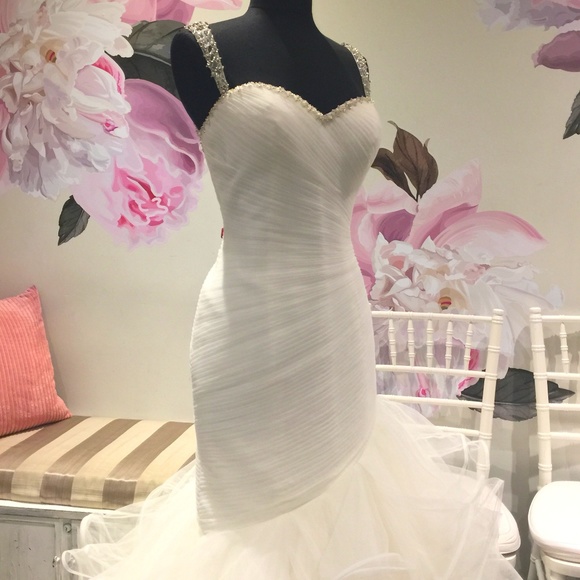 PRONOVIAS WEDDING GOWN! - Picture 4 of 8